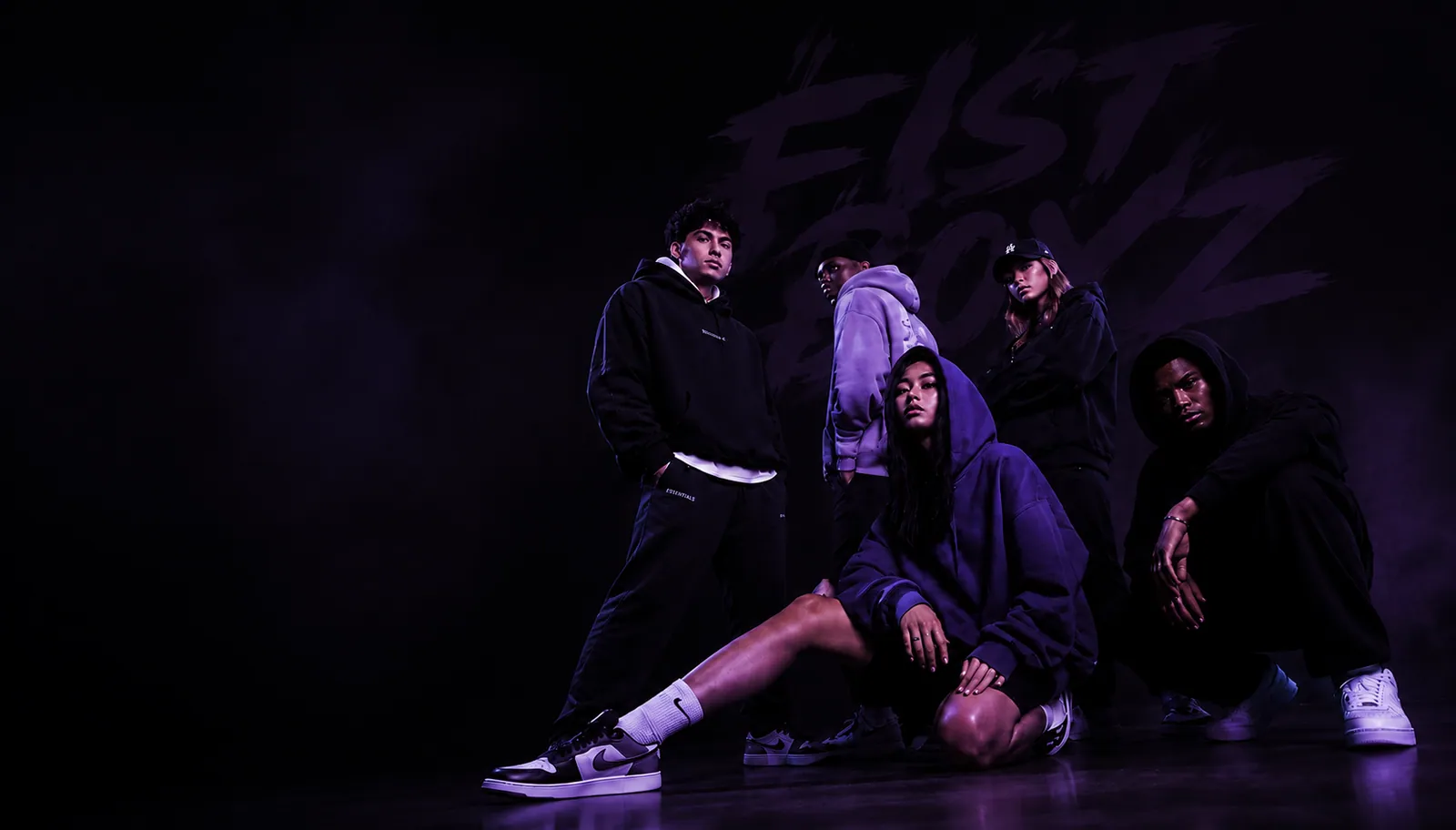 Time Fist Boyz vestindo streetwear